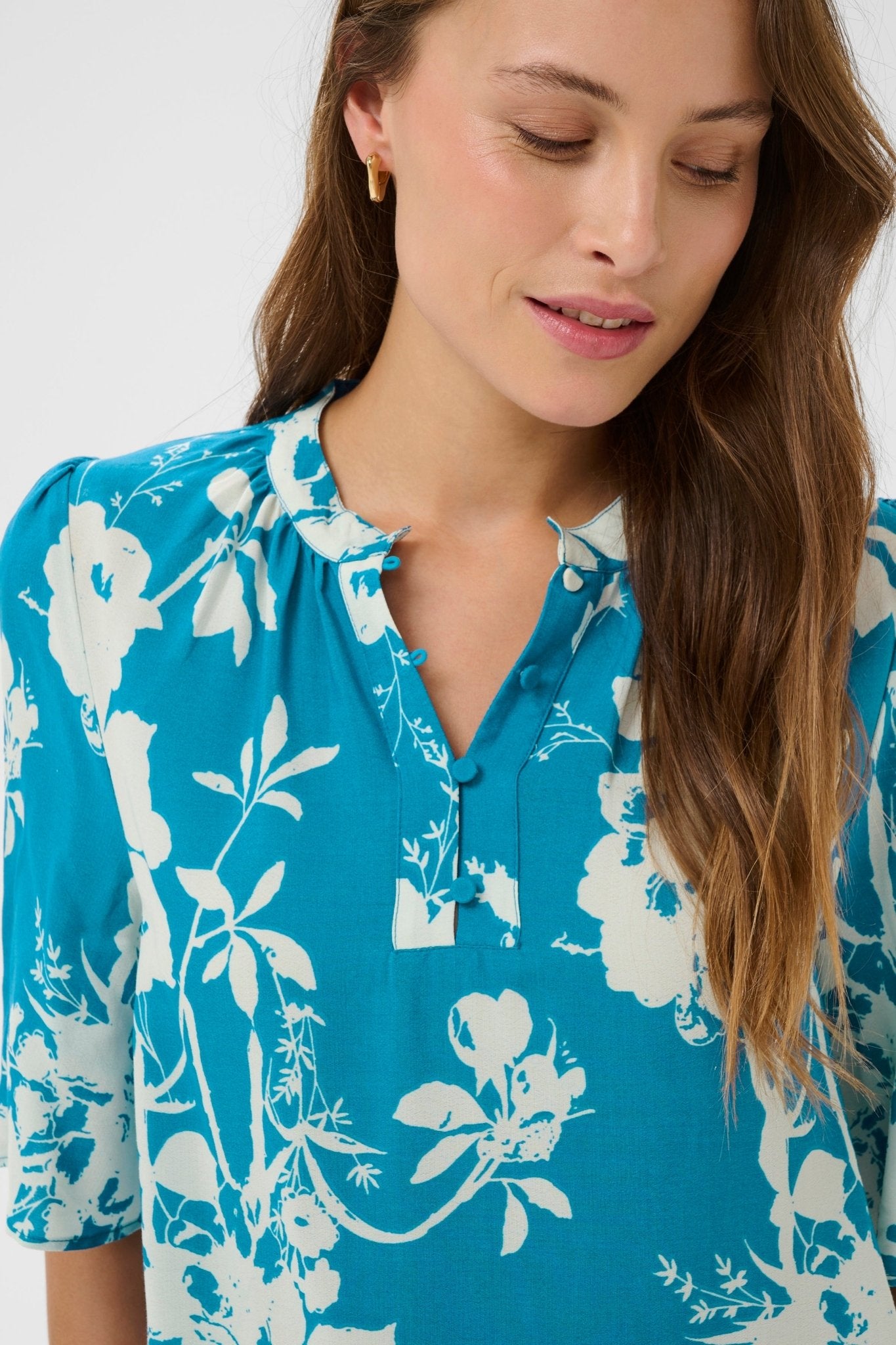 picture of Saint Tropez Rashesa Blouse - Vallarta Blue Flower Bouquet - Number Two - womens - fashion - clothing - Saint Tropez 2